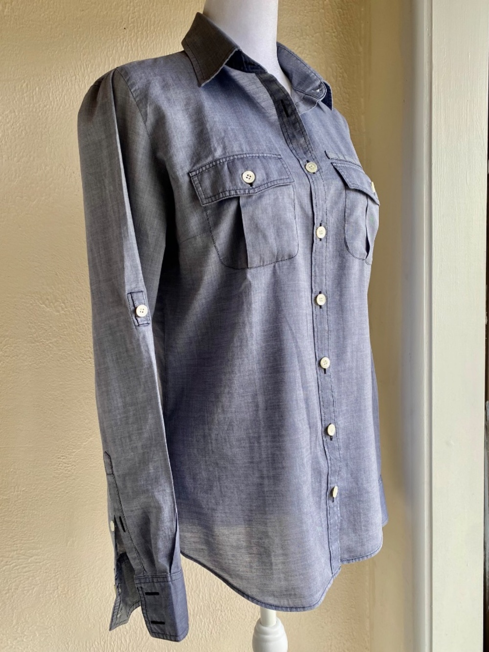 J. Crew The Perfect Shirt cotton long sleeve button-down in blue chambray Size 6 - Picture 3 of 11